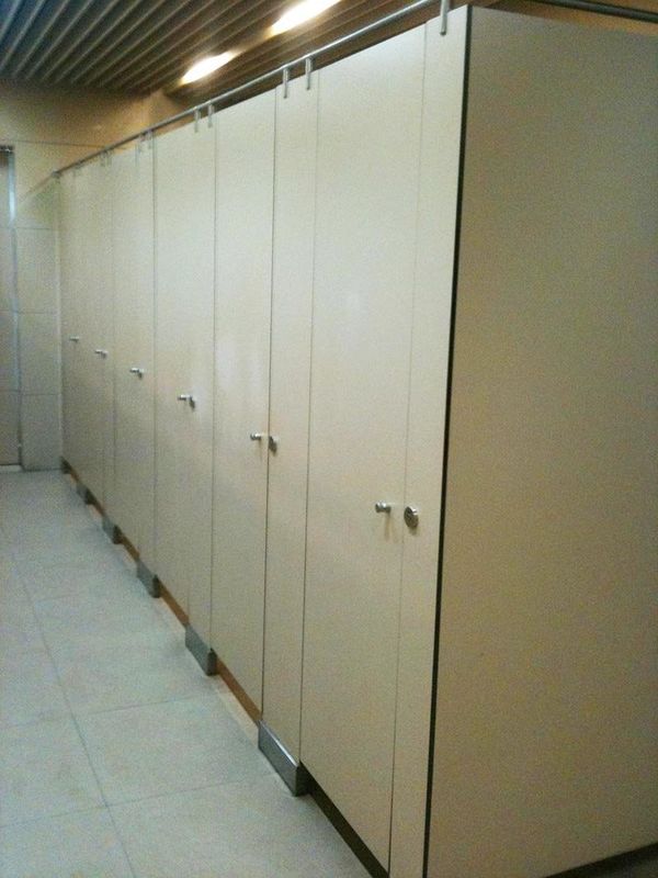 Στεγανοποιήστε τον κυψελωτό πυρήνα αργιλίου επιτροπής χωρισμάτων τουαλετών 25mm για την πόρτα